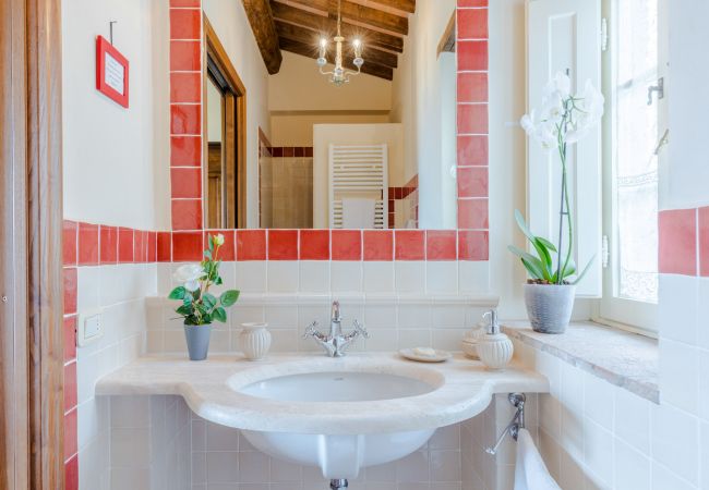 Villa à Lucca - Tuscan Fizz, a traditional Stone Farmhouse with Private Pool and Amazing View among the Vineyards in Lucca Villa à Lucca - Tuscan Fizz, a traditional Stone Farmhouse with Private Pool and Amazing View among the Vineyards in Lucca