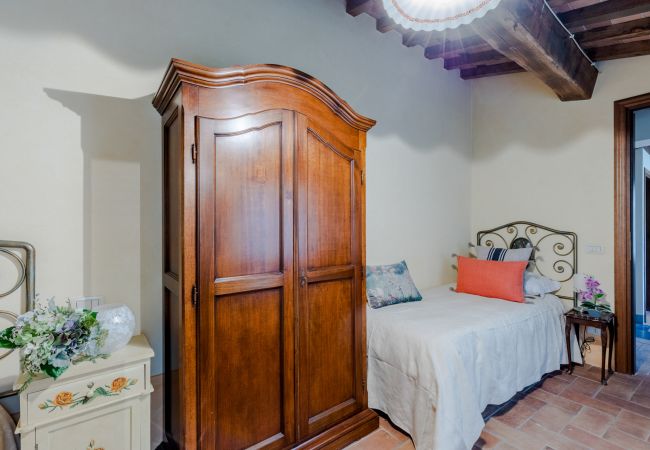 Villa à Lucca - Tuscan Fizz, a traditional Stone Farmhouse with Private Pool and Amazing View among the Vineyards in Lucca Villa à Lucca - Tuscan Fizz, a traditional Stone Farmhouse with Private Pool and Amazing View among the Vineyards in Lucca
