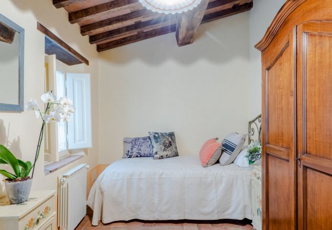 Villa à Lucca - Tuscan Fizz, a traditional Stone Farmhouse with Private Pool and Amazing View among the Vineyards in Lucca Villa à Lucca - Tuscan Fizz, a traditional Stone Farmhouse with Private Pool and Amazing View among the Vineyards in Lucca