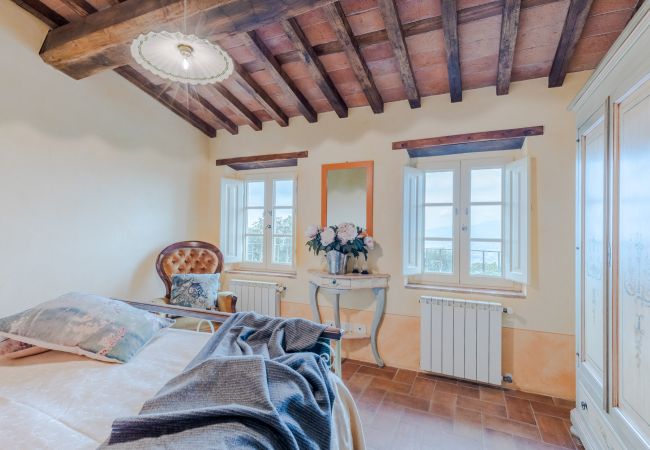 Villa à Lucca - Tuscan Fizz, a traditional Stone Farmhouse with Private Pool and Amazing View among the Vineyards in Lucca Villa à Lucca - Tuscan Fizz, a traditional Stone Farmhouse with Private Pool and Amazing View among the Vineyards in Lucca