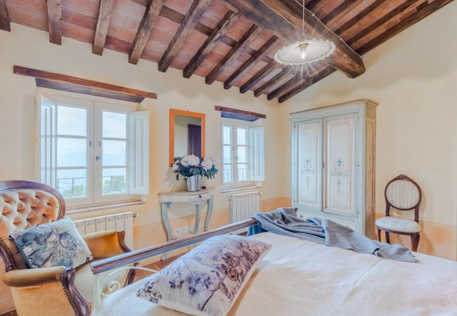 Villa à Lucca - Tuscan Fizz, a traditional Stone Farmhouse with Private Pool and Amazing View among the Vineyards in Lucca Villa à Lucca - Tuscan Fizz, a traditional Stone Farmhouse with Private Pool and Amazing View among the Vineyards in Lucca