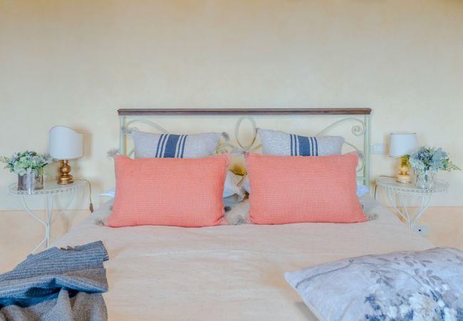 Villa à Lucca - Tuscan Fizz, a traditional Stone Farmhouse with Private Pool and Amazing View among the Vineyards in Lucca Villa à Lucca - Tuscan Fizz, a traditional Stone Farmhouse with Private Pool and Amazing View among the Vineyards in Lucca