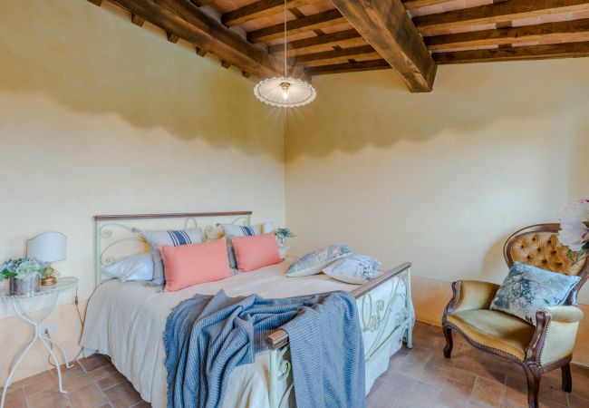 Villa à Lucca - Tuscan Fizz, a traditional Stone Farmhouse with Private Pool and Amazing View among the Vineyards in Lucca Villa à Lucca - Tuscan Fizz, a traditional Stone Farmhouse with Private Pool and Amazing View among the Vineyards in Lucca