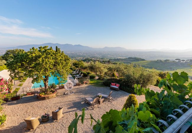 Villa à Lucca - Tuscan Fizz, a traditional Stone Farmhouse with Private Pool and Amazing View among the Vineyards in Lucca Villa à Lucca - Tuscan Fizz, a traditional Stone Farmhouse with Private Pool and Amazing View among the Vineyards in Lucca