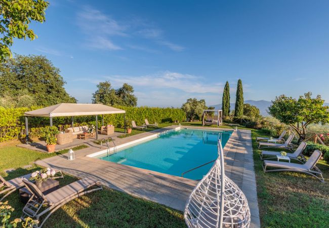 Villa à Lucca - Tuscan Fizz, a traditional Stone Farmhouse with Private Pool and Amazing View among the Vineyards in Lucca Villa à Lucca - Tuscan Fizz, a traditional Stone Farmhouse with Private Pool and Amazing View among the Vineyards in Lucca