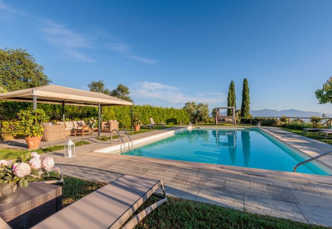 Villa à Lucca - Tuscan Fizz, a traditional Stone Farmhouse with Private Pool and Amazing View among the Vineyards in Lucca Villa à Lucca - Tuscan Fizz, a traditional Stone Farmhouse with Private Pool and Amazing View among the Vineyards in Lucca