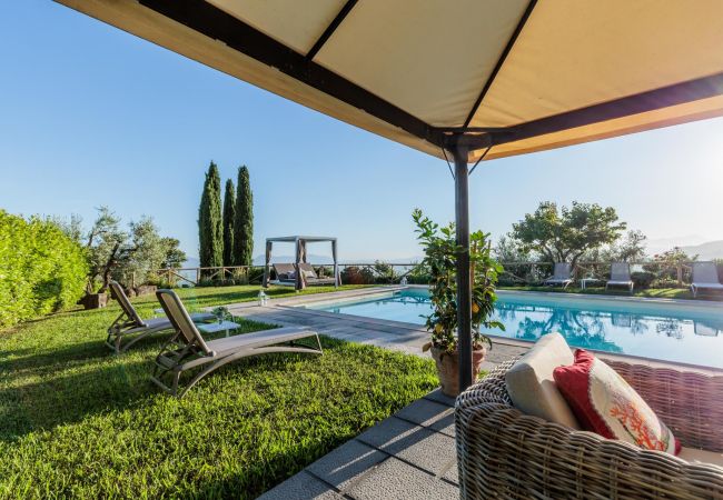 Villa à Lucca - Tuscan Fizz, a traditional Stone Farmhouse with Private Pool and Amazing View among the Vineyards in Lucca Villa à Lucca - Tuscan Fizz, a traditional Stone Farmhouse with Private Pool and Amazing View among the Vineyards in Lucca