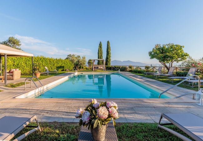 Villa à Lucca - Tuscan Fizz, a traditional Stone Farmhouse with Private Pool and Amazing View among the Vineyards in Lucca Villa à Lucca - Tuscan Fizz, a traditional Stone Farmhouse with Private Pool and Amazing View among the Vineyards in Lucca