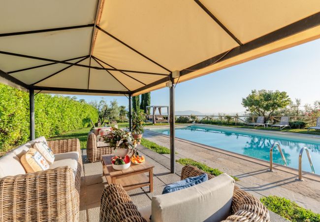 Villa à Lucca - Tuscan Fizz, a traditional Stone Farmhouse with Private Pool and Amazing View among the Vineyards in Lucca Villa à Lucca - Tuscan Fizz, a traditional Stone Farmhouse with Private Pool and Amazing View among the Vineyards in Lucca