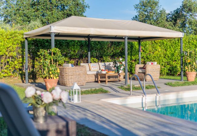 Villa à Lucca - Tuscan Fizz, a traditional Stone Farmhouse with Private Pool and Amazing View among the Vineyards in Lucca Villa à Lucca - Tuscan Fizz, a traditional Stone Farmhouse with Private Pool and Amazing View among the Vineyards in Lucca