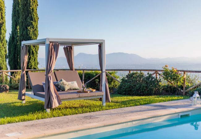Villa à Lucca - Tuscan Fizz, a traditional Stone Farmhouse with Private Pool and Amazing View among the Vineyards in Lucca Villa à Lucca - Tuscan Fizz, a traditional Stone Farmhouse with Private Pool and Amazing View among the Vineyards in Lucca