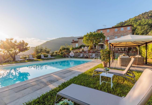 Villa à Lucca - Tuscan Fizz, a traditional Stone Farmhouse with Private Pool and Amazing View among the Vineyards in Lucca Villa à Lucca - Tuscan Fizz, a traditional Stone Farmhouse with Private Pool and Amazing View among the Vineyards in Lucca