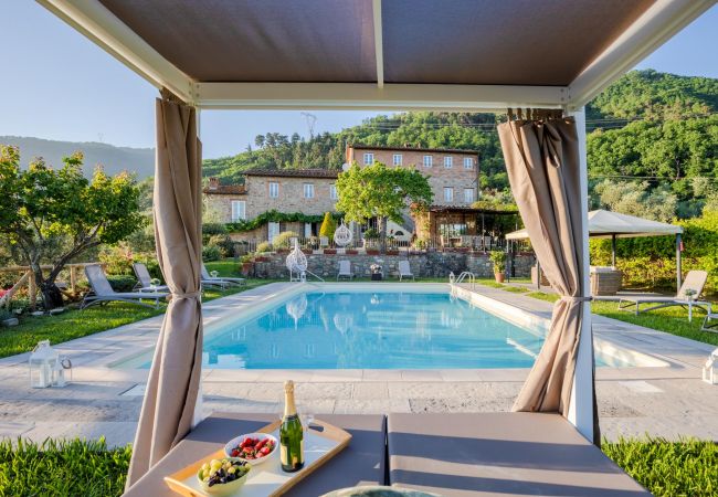 Villa à Lucca - Tuscan Fizz, a traditional Stone Farmhouse with Private Pool and Amazing View among the Vineyards in Lucca Villa à Lucca - Tuscan Fizz, a traditional Stone Farmhouse with Private Pool and Amazing View among the Vineyards in Lucca
