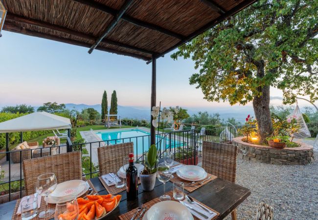 Villa à Lucca - Tuscan Fizz, a traditional Stone Farmhouse with Private Pool and Amazing View among the Vineyards in Lucca Villa à Lucca - Tuscan Fizz, a traditional Stone Farmhouse with Private Pool and Amazing View among the Vineyards in Lucca