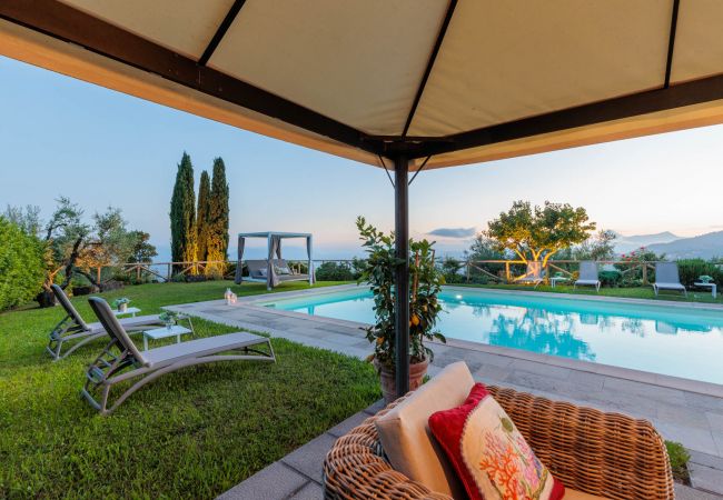 Villa à Lucca - Tuscan Fizz, a traditional Stone Farmhouse with Private Pool and Amazing View among the Vineyards in Lucca Villa à Lucca - Tuscan Fizz, a traditional Stone Farmhouse with Private Pool and Amazing View among the Vineyards in Lucca