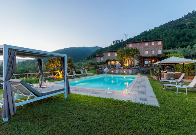 Villa à Lucca - Tuscan Fizz, a traditional Stone Farmhouse with Private Pool and Amazing View among the Vineyards in Lucca Villa à Lucca - Tuscan Fizz, a traditional Stone Farmhouse with Private Pool and Amazing View among the Vineyards in Lucca