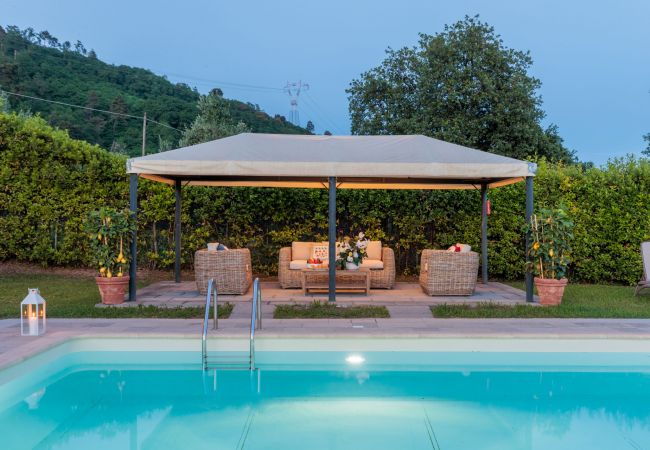 Villa à Lucca - Tuscan Fizz, a traditional Stone Farmhouse with Private Pool and Amazing View among the Vineyards in Lucca Villa à Lucca - Tuscan Fizz, a traditional Stone Farmhouse with Private Pool and Amazing View among the Vineyards in Lucca