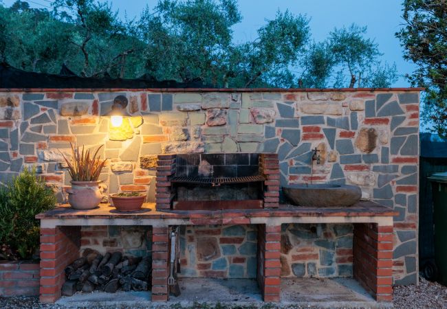 Villa à Lucca - Tuscan Fizz, a traditional Stone Farmhouse with Private Pool and Amazing View among the Vineyards in Lucca Villa à Lucca - Tuscan Fizz, a traditional Stone Farmhouse with Private Pool and Amazing View among the Vineyards in Lucca