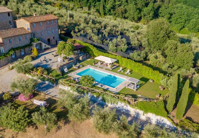 Villa à Lucca - Tuscan Fizz, a traditional Stone Farmhouse with Private Pool and Amazing View among the Vineyards in Lucca Villa à Lucca - Tuscan Fizz, a traditional Stone Farmhouse with Private Pool and Amazing View among the Vineyards in Lucca