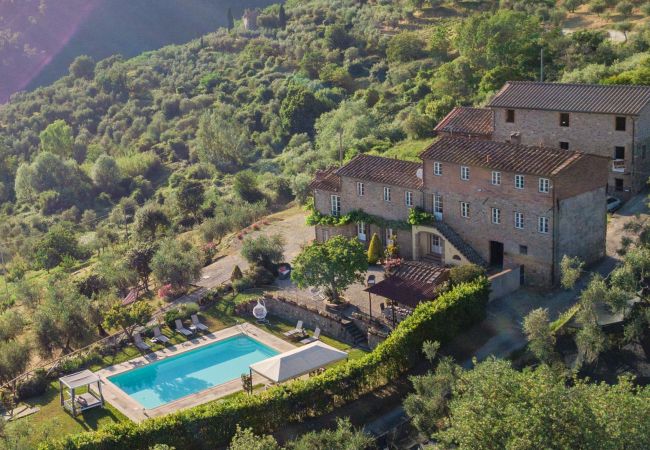 Villa à Lucca - Tuscan Fizz, a traditional Stone Farmhouse with Private Pool and Amazing View among the Vineyards in Lucca Villa à Lucca - Tuscan Fizz, a traditional Stone Farmhouse with Private Pool and Amazing View among the Vineyards in Lucca