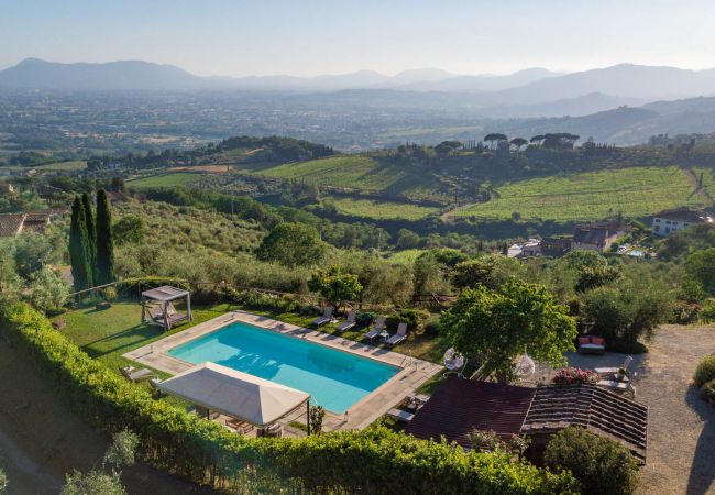 Villa à Lucca - Tuscan Fizz, a traditional Stone Farmhouse with Private Pool and Amazing View among the Vineyards in Lucca Villa à Lucca - Tuscan Fizz, a traditional Stone Farmhouse with Private Pool and Amazing View among the Vineyards in Lucca