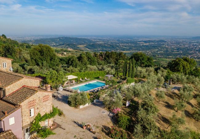 Villa à Lucca - Tuscan Fizz, a traditional Stone Farmhouse with Private Pool and Amazing View among the Vineyards in Lucca Villa à Lucca - Tuscan Fizz, a traditional Stone Farmhouse with Private Pool and Amazing View among the Vineyards in Lucca