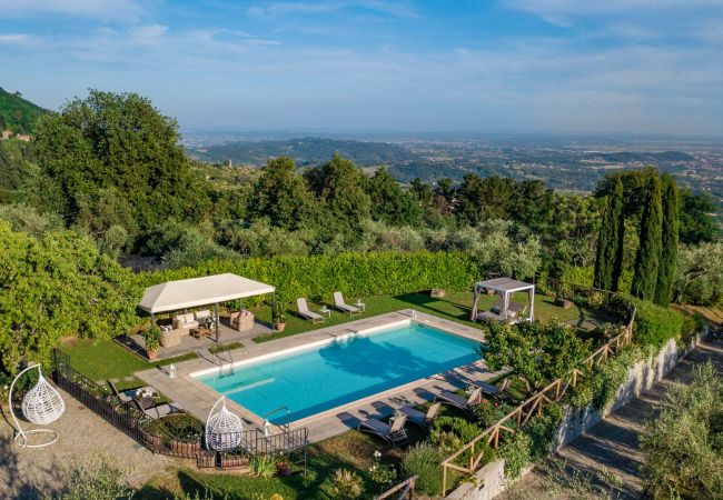Villa à Lucca - Tuscan Fizz, a traditional Stone Farmhouse with Private Pool and Amazing View among the Vineyards in Lucca Villa à Lucca - Tuscan Fizz, a traditional Stone Farmhouse with Private Pool and Amazing View among the Vineyards in Lucca