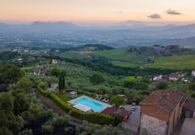 Villa à Lucca - Tuscan Fizz, a traditional Stone Farmhouse with Private Pool and Amazing View among the Vineyards in Lucca Villa à Lucca - Tuscan Fizz, a traditional Stone Farmhouse with Private Pool and Amazing View among the Vineyards in Lucca