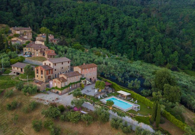 Villa à Lucca - Tuscan Fizz, a traditional Stone Farmhouse with Private Pool and Amazing View among the Vineyards in Lucca Villa à Lucca - Tuscan Fizz, a traditional Stone Farmhouse with Private Pool and Amazing View among the Vineyards in Lucca