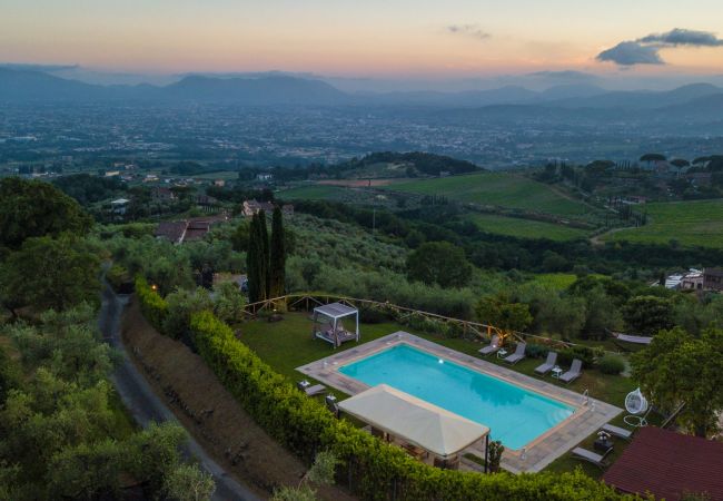 Villa à Lucca - Tuscan Fizz, a traditional Stone Farmhouse with Private Pool and Amazing View among the Vineyards in Lucca Villa à Lucca - Tuscan Fizz, a traditional Stone Farmhouse with Private Pool and Amazing View among the Vineyards in Lucca