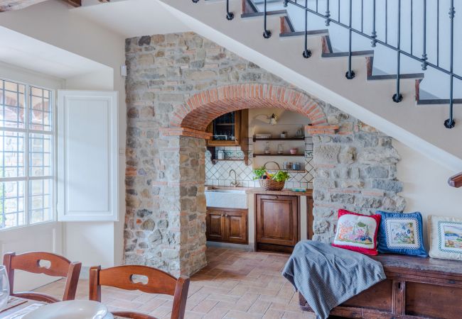 Villa à Lucca - Tuscan Fizz, a traditional Stone Farmhouse with Private Pool and Amazing View among the Vineyards in Lucca Villa à Lucca - Tuscan Fizz, a traditional Stone Farmhouse with Private Pool and Amazing View among the Vineyards in Lucca