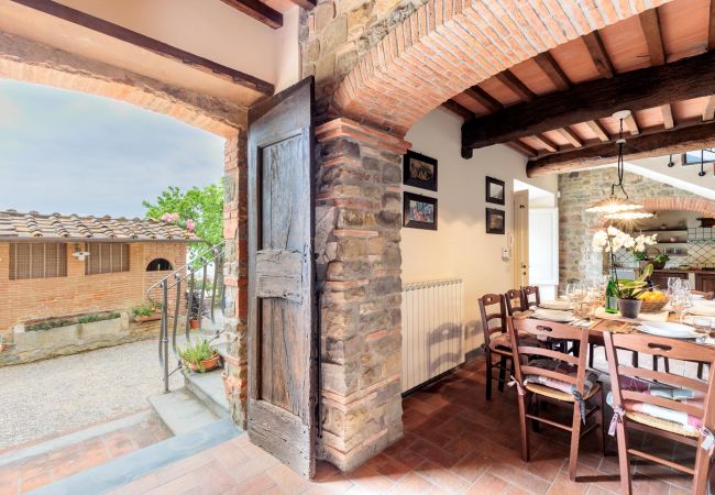 Villa à Lucca - Tuscan Fizz, a traditional Stone Farmhouse with Private Pool and Amazing View among the Vineyards in Lucca Villa à Lucca - Tuscan Fizz, a traditional Stone Farmhouse with Private Pool and Amazing View among the Vineyards in Lucca