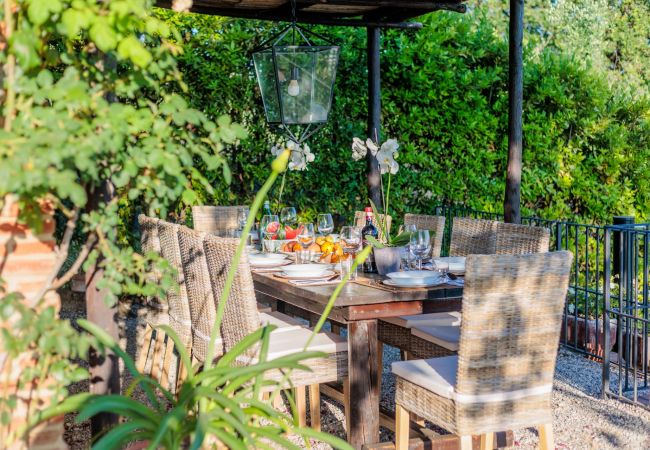 Villa à Lucca - Tuscan Fizz, a traditional Stone Farmhouse with Private Pool and Amazing View among the Vineyards in Lucca Villa à Lucca - Tuscan Fizz, a traditional Stone Farmhouse with Private Pool and Amazing View among the Vineyards in Lucca