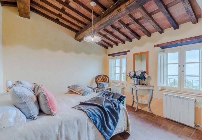 Villa à Lucca - Tuscan Fizz, a traditional Stone Farmhouse with Private Pool and Amazing View among the Vineyards in Lucca Villa à Lucca - Tuscan Fizz, a traditional Stone Farmhouse with Private Pool and Amazing View among the Vineyards in Lucca