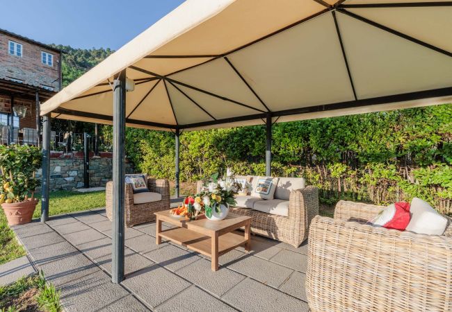 Villa à Lucca - Tuscan Fizz, a traditional Stone Farmhouse with Private Pool and Amazing View among the Vineyards in Lucca Villa à Lucca - Tuscan Fizz, a traditional Stone Farmhouse with Private Pool and Amazing View among the Vineyards in Lucca