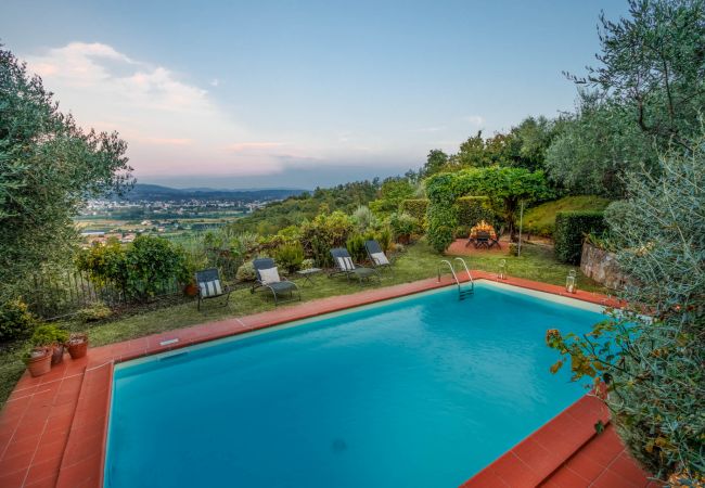 Villa à Lucca - Villa Debby, 2 bedrooms Farmhouse with Pool on the Hills of Lucca Villa à Lucca - Villa Debby, 2 bedrooms Farmhouse with Pool on the Hills of Lucca