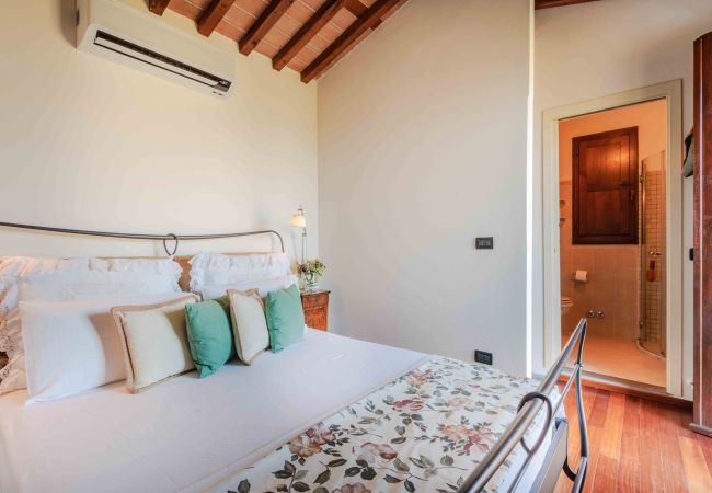 Villa à Lucca - Villa Debby, 2 bedrooms Farmhouse with Pool on the Hills of Lucca Villa à Lucca - Villa Debby, 2 bedrooms Farmhouse with Pool on the Hills of Lucca