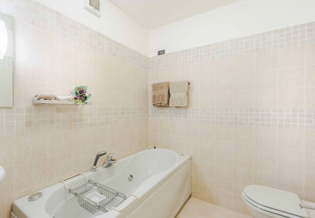 Villa à Lucca - Villa Debby, 2 bedrooms Farmhouse with Pool on the Hills of Lucca Villa à Lucca - Villa Debby, 2 bedrooms Farmhouse with Pool on the Hills of Lucca