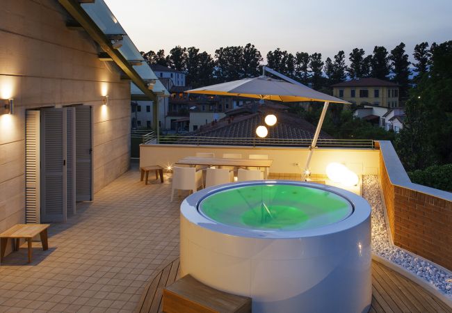 Appartement à Lucca - Canticle Lucca Luxury Apartment with Elevator, Terrace, Parking and Jacuzzi Appartement à Lucca - Canticle Lucca Luxury Apartment with Elevator, Terrace, Parking and Jacuzzi