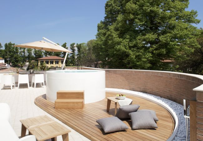 Appartement à Lucca - Canticle Lucca Luxury Apartment with Elevator, Terrace, Parking and Jacuzzi Appartement à Lucca - Canticle Lucca Luxury Apartment with Elevator, Terrace, Parking and Jacuzzi