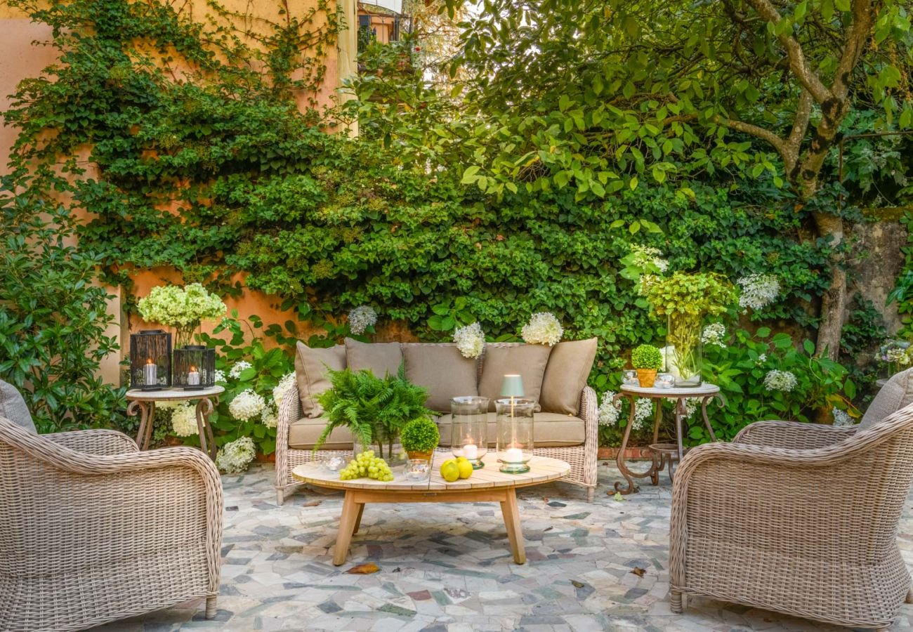 Appartement à Lucques - Luxury Home, Private Garden and Jacuzzi inside Lucca Appartement à Lucques - Luxury Home, Private Garden and Jacuzzi inside Lucca