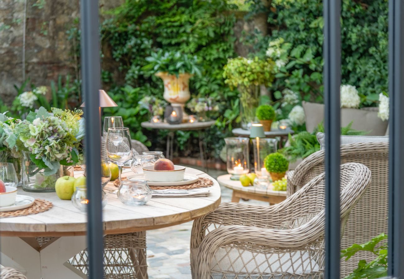 Appartement à Lucques - Luxury Home, Private Garden and Jacuzzi inside Lucca Appartement à Lucques - Luxury Home, Private Garden and Jacuzzi inside Lucca