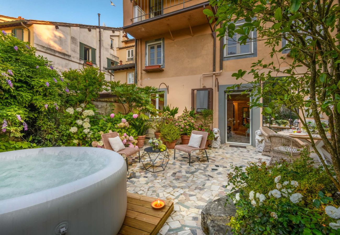 Appartement à Lucques - Luxury Home, Private Garden and Jacuzzi inside Lucca Appartement à Lucques - Luxury Home, Private Garden and Jacuzzi inside Lucca