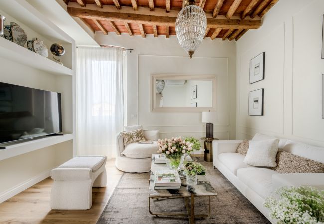 Appartement à Lucca - Lucca Center Home with Parking & Balcony