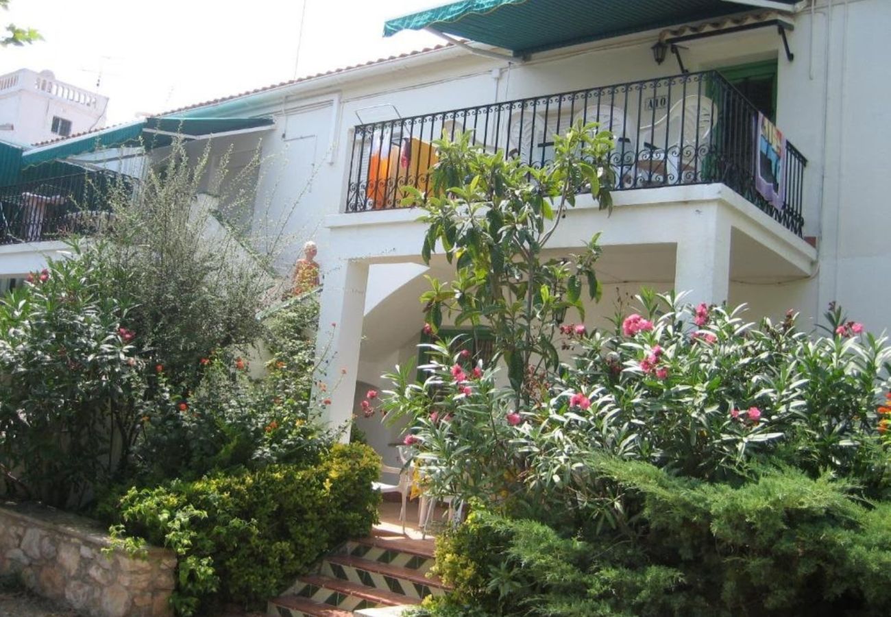 Aparthotel à Cunit - Appartement d'une chambre avec terrasse, piscine commune et grand parc