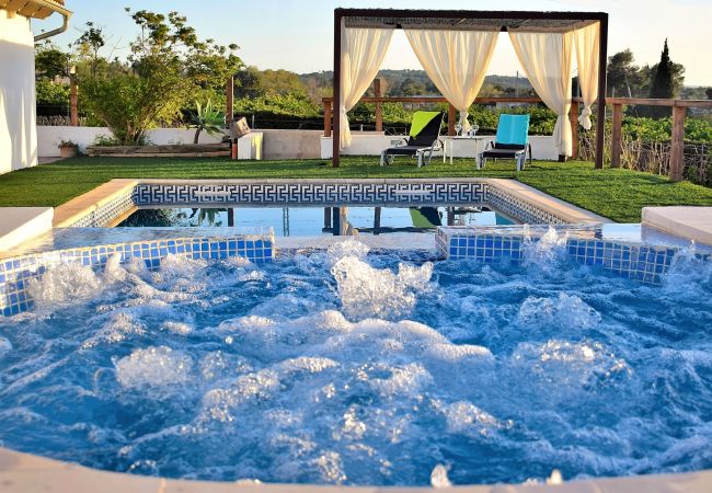  a Muro - Can Butxaquí 160 fantástica villa con piscina privada y jacuzzi, aire acondicionado, barbacoa y WiFi