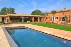 Casa rurale a Llubi - Can Cortana 005 fantástica finca con piscina privada, zona infantil, ping pong y aire acondicionado