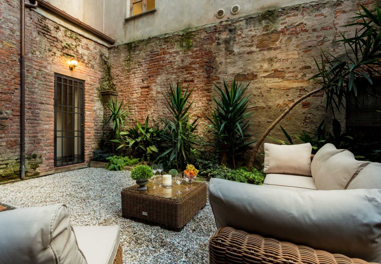 Appartamento a Lucca - A Toproof Penthouse Apartment with Elevator and Private Garden Inside the Walls Appartamento a Lucca - A Toproof Penthouse Apartment with Elevator and Private Garden Inside the Walls