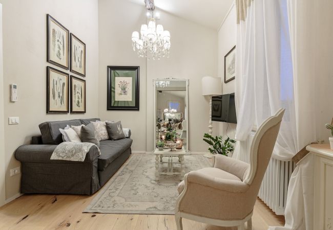 Appartamento a Lucca - CASA UCCELLINI Apartment with a Romantic Terrace Appartamento a Lucca - CASA UCCELLINI Apartment with a Romantic Terrace