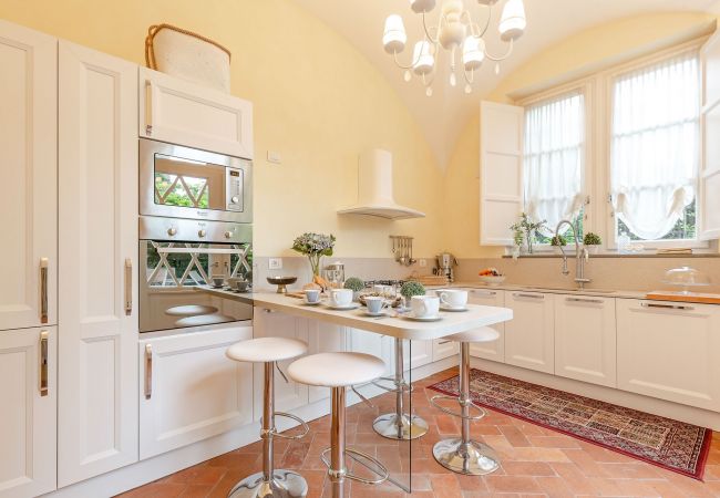 Appartamento a Lucca - Spacious Ground Floor Apartment with Private Garden Inside the Walls of Lucca Appartamento a Lucca - Spacious Ground Floor Apartment with Private Garden Inside the Walls of Lucca